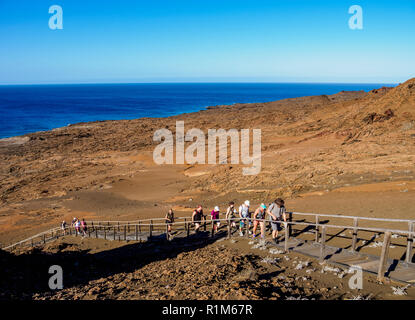 Touristen klettern View Point auf Bartolome Insel, Galapagos, Ecuador Stockfoto