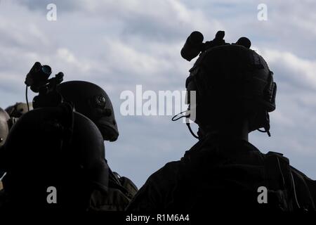 Recon Marines mit dem Maritimen Raid-Kraft, 22 Marine Expeditionary Unit bereiten Sie sich für einen Besuch, Board, Durchsuchung und Beschlagnahme Training Mission während der Carrier Strike Group (CSG) 4 composite Trainingsgerät Übung (COMPTUEX) an Bord der Wasp-Klasse amphibisches Schiff USS Kearsarge (LHD3), Okt. 18, 2018 abzuweichen. COMPTUEX ist die letzte Übung vor der Bereitstellung, dass der kombinierte Kearsarge Amphibious Ready Group (ARG) und 22. der Marine Expeditionary Unit (MEU) Fähigkeiten militärische Operationen auf See und Projekt Power an Land durchzuführen, durch gemeinsame Planung und Durchführung von anspruchsvollen Ein bescheinigt Stockfoto