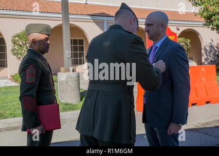 Marine veteran Matthew R. Follett (rechts), ist mit dem Purple Heart von Oberst Justin J. Anderson präsentiert, Bataillon Inspektor Ausbilder für 2 Bataillon, 23 Marine Regiment, 4 Marine Division (Mitte) und Sgt. Maj. Israel Rivera, Bataillon Sergeant Major des 2 Mrd., 23 Marines, 4 MarDiv (links) in Pasadena, Calif. am 19. Oktober 2018. SSgt Follett erhielt die Auszeichnung für Verletzungen während als Active Duty Counter Intelligence Spezialist mit 3Rd Battalion, 4th Marine Regiment, 1st Marine Division, am 7. Januar 2010. Stockfoto