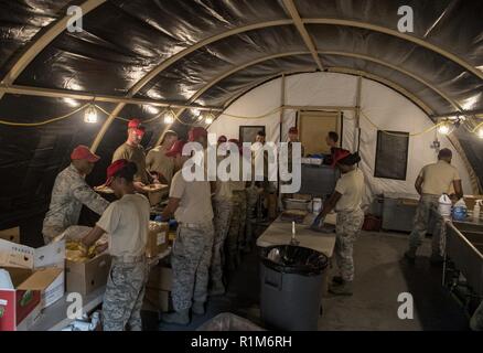 Die Mitglieder des 823. RED HORSE Squadron, Hurlburt Field, Florida, betreiben ein Speisesaal für das Personal zu Tyndall Air Force Base Wiederherstellungsmaßnahmen zugeordnet, Tyndall Air Force Base, Florida, 19. Oktober 2018. Air Combat Command hat mehrere relief Vermögen mobilisiert, um den Betrieb wiederherzustellen, nachdem der Hurrikan verursachte katastrophale Schäden an der Basis. Stockfoto