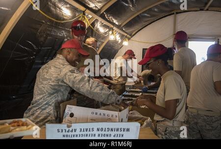 Die Mitglieder des 823. RED HORSE Squadron, Hurlburt Field, Florida, betreiben ein Speisesaal für das Personal zu Tyndall Air Force Base Wiederherstellungsmaßnahmen zugeordnet, Tyndall Air Force Base, Florida, 19. Oktober 2018. Air Combat Command hat mehrere relief Vermögen mobilisiert, um den Betrieb wiederherzustellen, nachdem der Hurrikan verursachte katastrophale Schäden an der Basis. Stockfoto