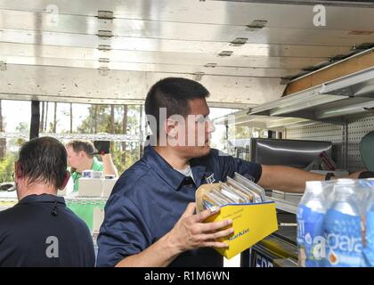 PANAMA CITY, Fla (Okt. 2010) 17, 2018) Navy Exchange Service (Befehl NEXCOM) Mitarbeiter bereiten eine mobile Navy Exchange (NEX) onboard Naval Support Activity Panama City, Fla., Okt. 17, 2018 zu öffnen. Die mobile NEX waren für das Personal auf Basis als Hurrikan Michael Katastrophenhilfe und Aufräumarbeiten weiter. Stockfoto