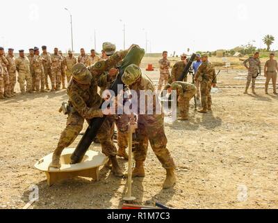 Troopers zum 4 Geschwader zugewiesen sind, 3.Kavallerie Regiments, montieren Sie einen 120 mm Mörser bei einem Wettbewerb mit irakischen Armee Soldaten im Irak, Okt. 11, 2018. Die 3 Kavallerie Regiment wird zur Unterstützung der Operation inhärenten Lösung bereitgestellt, die Arbeit von, mit und durch die irakischen Sicherheitskräfte und Koalitionspartner ISIS in Gebieten des Irak und Syrien zu besiegen. Stockfoto