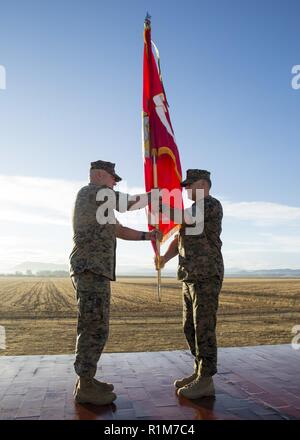 Us Marine Corps Oberst Adam Chalkley, rechts, der kommandierende Offizier von Special Purpose Marine Air-Ground Task Force-Crisis Response-Africa 18.2, überträgt die Einheit Farben zu oberst Thomas Dodds, der kommandierende Offizier der SPMAGTF-CR-AF 19.1, während einer Übertragung der Autorität Zeremonie in Morón, Spanien, Okt. 19, 2018. SPMAGTF-CR-AF ist eine ununterbrochene drehkraft eingesetzt Krise - Reaktion und Theater - Security Operations in Europa und Afrika zu leiten. Stockfoto