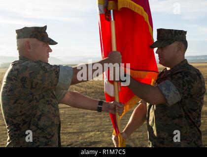 Us Marine Corps Oberst Adam Chalkley, rechts, der kommandierende Offizier von Special Purpose Marine Air-Ground Task Force-Crisis Response-Africa 18.2, überträgt die Einheit Farben zu oberst Thomas Dodds, der kommandierende Offizier der SPMAGTF-CR-AF 19.1, während einer Übertragung der Autorität Zeremonie in Morón, Spanien, Okt. 19, 2018. SPMAGTF-CR-AF ist eine ununterbrochene drehkraft eingesetzt Krise - Reaktion und Theater - Security Operations in Europa und Afrika zu leiten. Stockfoto