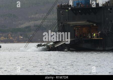 (Okt. 2010) 17, 2018) - ein Angriff Amphibienfahrzeug mit 2 Assault Amphibian Battalion, 2nd Marine Division, Spritzer aus der Heckrampe der USNS 1 Lt Baldomero Lopez (T-AK 3010) die Tiefsee- Transit zum Strand in Bogen, Norwegen, Oktober 17, 2018, während der Übung Nord" beginnen. Northern Bildschirm ist eine bilaterale Übung für das United States Marine Corps' Marine Rotational Force-Europe (MRF-E) und norwegische Militär, und findet in der Nähe von Setermoen, Norwegen, von Okt. 24 bis Nov. 7, 2018. Stockfoto