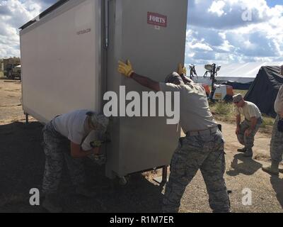 Florida National Guard Soldaten verhalten logistische Unterstützung Operationen an der Staatlichen Bereitschaft Logistik Zentrum, Marianna, Fla. montiert wird, ist eine taktische Feld religiösen Support Kit von der Florida Air National Guard zu religiösen Operationen zu Florida Air National Guard Flieger, Florida Army National Guard Soldaten sowie Zivilisten in der Gemeinschaft. Stockfoto