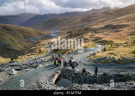 Oldtimer Rallye Bergsteigen bei Honister Slate Mine in der Cumbria Lake District Stockfoto