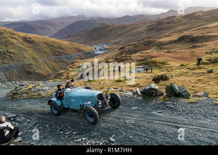 Oldtimer Rallye Bergsteigen bei Honister Slate Mine in der Cumbria Lake District Stockfoto