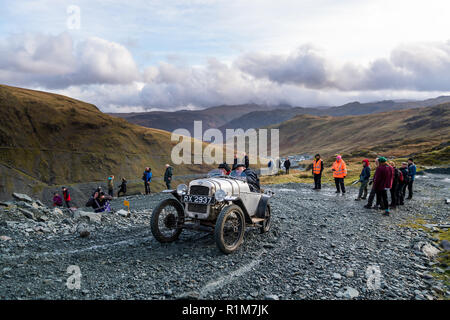 Oldtimer Rallye Bergsteigen bei Honister Slate Mine in der Cumbria Lake District Stockfoto