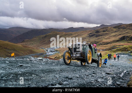 Oldtimer Rallye Bergsteigen bei Honister Slate Mine in der Cumbria Lake District Stockfoto