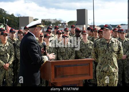 Groton, Anschl. (23. 20, 2018) Vizepräsident. Adm. Charles "Chas" Richard, Commander, Submarine Kräfte, gratuliert Cmdr. Matthäus Fanning, kommandierender Offizier der Los-Angeles-Klasse schnell-Angriffs-U-Boot USS Hartford (SSN768) und seine Crew auf ihre Leistungen während der 2017 Battenberg Cup Preisverleihung. Die battenberg Cup wird jährlich an die besten Rund-um-Schiff oder U-Boot im Atlantik Flotte auf der Anhäufung von Erfolg der Mannschaft vorgestellt. Stockfoto