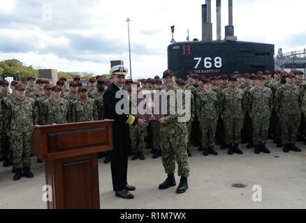 Groton, Anschl. (23. 20, 2018) Vizepräsident. Adm. Charles "Chas" Richard, Commander, Submarine Kräfte, präsentiert die 2017 Battenberg Cup Award im Auftrag von ADM. Chris Grady, Commander, US-Flotte, Cmdr. Matthäus Fanning, kommandierender Offizier der Los-Angeles-Klasse schnell-Angriffs-U-Boot USS Hartford (SSN768), und seine Mannschaft während der 2017 Battenberg Cup Preisverleihung. Die battenberg Cup wird jährlich an die besten Rund-um-Schiff oder U-Boot im Atlantik Flotte auf der Anhäufung von Erfolg der Mannschaft vorgestellt. Stockfoto