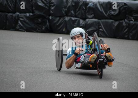 Pensionierte Tech Sgt. Ryan Pinney Runden der Ecke während der Time Trials in Radfahren an die 2018 Invictus Games. Ryan ist mit hand-Zyklus, eine von drei Arten von Zyklen in der militärischen adaptive Sport verwendet. Er konkurriert mit 69 Team uns Athleten alongisde 17 andere Nationen und insgesamt 500 Wettbewerber in der Paralympischen - style Fall. Der Wettbewerb läuft bis zum 27. Oktober. Stockfoto