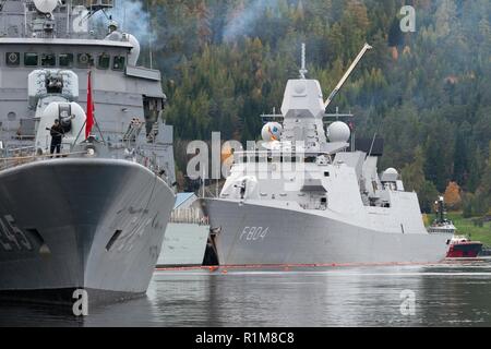 Trondheim (Norwegen), Okt. 21. 2018. Ständigen NATO Maritme Gruppe 2 (Snmg 2) Schiffe, TCG Orucreis (F 245) und Flaggschiff HNLMS De Ruyter (F804) sind neben in Trondheim im Hafen Hafen vor ihrer Teilnahme an NATO-Übung Trident Zeitpunkt 2018. Trident Punkt 18 soll sicherstellen, dass die NATO-Streitkräfte geschult sind, in der Lage, zusammen zu arbeiten und bereit, jede Bedrohung aus jeder Richtung zu reagieren. Trident Zeitpunkt 18 erfolgt in Norwegen und die umliegenden Gebiete des Nordatlantiks und der Ostsee, einschließlich Island und des Luftraums, in Finnland und in Schweden. Mit mehr als 50.000 Teilnehmer Stockfoto