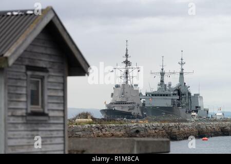 Trondheim (Norwegen), Okt. 21. 2018. Spanisch Öler ESPS Kantabrien (A15) und ESPS Cristobal Colón (F105) im Hafen neben in Trondheim vor ihrer Teilnahme an NATO-Übung Trident Zeitpunkt 2018. Trident Punkt 18 soll sicherstellen, dass die NATO-Streitkräfte geschult sind, in der Lage, zusammen zu arbeiten und bereit, jede Bedrohung aus jeder Richtung zu reagieren. Trident Zeitpunkt 18 erfolgt in Norwegen und die umliegenden Gebiete des Nordatlantiks und der Ostsee, einschließlich Island und des Luftraums, in Finnland und in Schweden. Mit mehr als 50.000 Teilnehmern aus 31 Nationen Trident Zeitpunkt 2018 Stockfoto