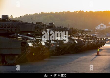 Deutsche Kampfpanzer Leopard 2 und Infanterie bekämpfen Fahrzeuge Marder auf harte Haltung im Lagerbereich des Hafen von Fredrikstad. NATO-Übung Trident Punkt in Norwegen, Fredrikstad am 11.10.2018. Stockfoto