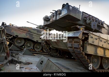 Deutschen Leopard 2 Kampfpanzer eine Infanterie bekämpfen Marder Fahrzeug beladen auf einem niederländischen heavy duty Transporter im Hafen von Fredrikstad in Norwegen. NATO-Übung Trident Punkt in Norwegen, Fredrikstad am 11.10.2018. Stockfoto