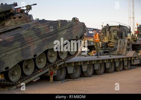 Laden der deutsche Infanterie bekämpfen Fahrzeug Marder auf einem niederländischen heavy duty Transporter im Hafen von Fredrikstad in Norwegen. NATO-Übung Trident Punkt in Norwegen, Fredrikstad am 11.10.2018. Stockfoto