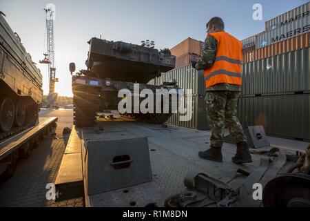 Laden eines deutschen Leopard 2 Kampfpanzer auf einem niederländischen heavy duty Transporter im Hafen von Fredrikstad in Norwegen. NATO-Übung Trident Punkt in Norwegen, Fredrikstad am 11.10.2018. Stockfoto