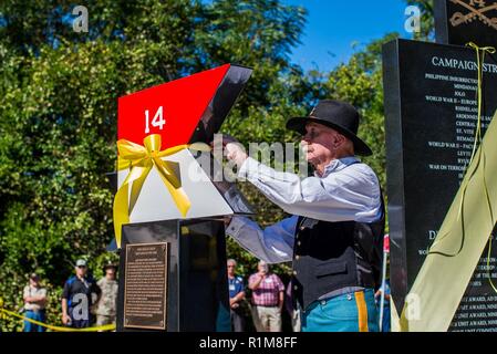 FORT Benning, Ga (Okt. 2010) 18, 2018) - Mitglieder des 14 Reiterregiment Verein teilnehmen, ein Monument, das Engagement bei Patton Park in Fort Benning. Zwei Widmungen zum 14 Cavalry Regiment fand in Fort Benning, Georgia, Okt. 18: Eine historische Darstellung des Regiments 117-jährigen Geschichte war Patton Saal Harmonie Kirche geöffnet, und ein Denkmal an Patton Park in der Nähe des Benning Straße Eingang geöffnet. Stockfoto