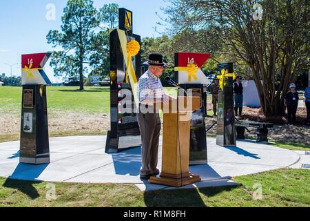 FORT Benning, Ga (Okt. 2010) 18, 2018) - Mitglieder des 14 Reiterregiment Verein teilnehmen, ein Monument, das Engagement bei Patton Park in Fort Benning. Zwei Widmungen zum 14 Cavalry Regiment fand in Fort Benning, Georgia, Okt. 18: Eine historische Darstellung des Regiments 117-jährigen Geschichte war Patton Saal Harmonie Kirche geöffnet, und ein Denkmal an Patton Park in der Nähe des Benning Straße Eingang geöffnet. Stockfoto