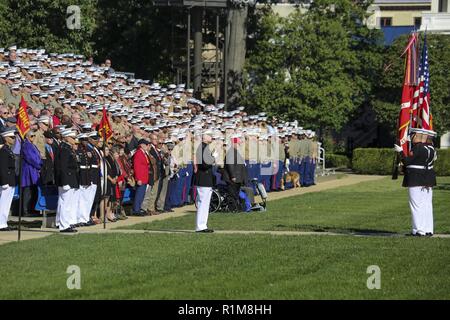 Chief Warrant Officer 2 Richard Woodall, Parade Adjutant, Marine Barracks Washington D.C., führt Schwert Handbuch während einer Parade für pensionierte US Marine Corps Sgt. Maj. John L. Canley, die 298Th Marine Ehrenmedaille in der Kaserne, Okt. 19, 2017 Empfänger. Es ist Tradition für die Kaserne eine Parade für Marines, der Ehrenmedaille, unserer Nation höchste und renommierteste Persönliche militärische Einrichtung vergeben werden. Stockfoto