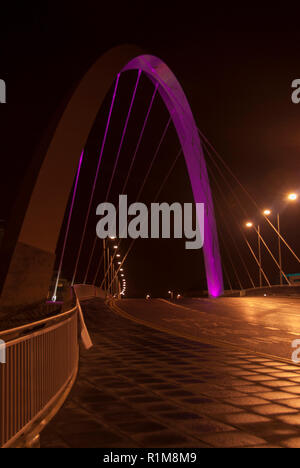 Nacht geschossen des Glasgow Finnieston Bogen oder Brücke mit den Pacific Quay und Clyde Auditorium im Hintergrund, Glasgow, Schottland Stockfoto