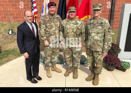 Von links, pensionierte Generalmajor Jeffrey A. Jacobs, Generalmajor Darrell Guthrie, Brig. Gen. Richard Sele und Generalmajor Daniel Ammerman Pose nach Sele retirement Zeremonie Okt. 20, 2018 in Fort Bragg, N.C. Stockfoto