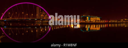 Nacht geschossen des Glasgow Finnieston Bogen oder Brücke mit den Pacific Quay und Clyde Auditorium im Hintergrund, Glasgow, Schottland Stockfoto