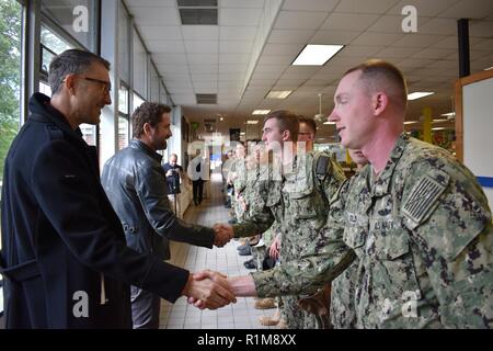 GROTON, Anschl. (23. 20, 2018) - Gerard Butler und Donovan Marsh, Star und Regisseur des Films "Hunter Killer", grüße Segler bei Cross Hall Kombüse vor einem speziellen voraus Screening des Films an der Naval Submarine Base New London statt. "Hunter Killer", auf dem Roman 2012 "Zündzeitpunkt" von Thema und Krieg Historiker Don Keith und George Wallace basiert. Stockfoto