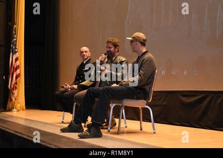 GROTON, Anschl. (23. 20, 2018) - Gerard Butler reagiert auf einen Lüfter während eines Frage- und Antwortrunde nach einem speziellen voraus Screening von seinem bevorstehenden Film "Hunter Killer" an der Naval Submarine Base New London statt. "Hunter Killer", auf dem Roman 2012 "Zündzeitpunkt" von Thema und Krieg Historiker Don Keith und George Wallace basiert. Stockfoto