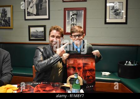 GROTON, Anschl. (23. 20, 2018) - Gerard Butler, Star des kommenden Film "Hunter Killer", stellt mit einem jungen Fan vor einem speziellen voraus Screening des Films an der Naval Submarine Base New London statt. "Hunter Killer", auf dem Roman 2012 "Zündzeitpunkt" von Thema und Krieg Historiker Don Keith und George Wallace basiert. Stockfoto