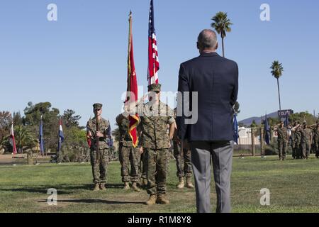 Oberstleutnant Austin Miller, ein UC-12 Huron Naval Air Training und operativen Verfahren der Normung Instructor, Sitz und Hauptverwaltung Squadron, begrüßt während der Nationalhymne bei seiner Pensionierung Zeremonie auf der Marine Corps Air Station Miramar, Calif., Okt. 19. Miller zog sich nach 22 Jahren der ehrenvollen Dienst in der Marine Corps. Stockfoto