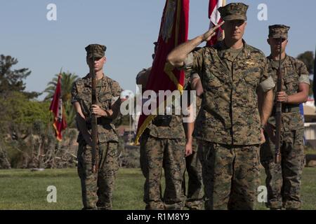 Oberstleutnant Austin Miller, ein UC-12 Huron Naval Air Training und operativen Verfahren der Normung Instructor, Sitz und Hauptverwaltung Squadron, begrüßt während der Nationalhymne bei seiner Pensionierung Zeremonie auf der Marine Corps Air Station Miramar, Calif., Okt. 19. Miller zog sich nach 22 Jahren der ehrenvollen Dienst in der Marine Corps. Stockfoto
