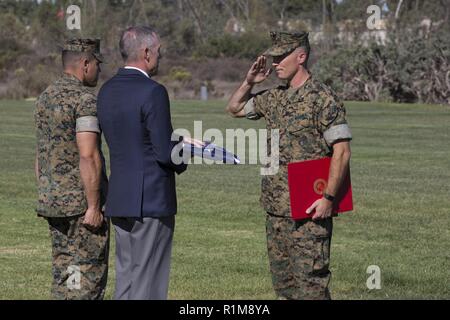 Oberstleutnant Austin Miller, ein UC-12 Huron Naval Air Training und operativen Verfahren der Normung Instructor, Sitz und Hauptverwaltung Squadron, erhält die amerikanische Flagge von pensionierten Generalmajor Gregg Sturdevant, wer war der scheidende Officer, während Miller's Ruhestand, auf der MCAS Miramar, Calif., Okt. 19. Miller zog sich nach 22 Jahren der ehrenvollen Dienst in der Marine Corps. Stockfoto