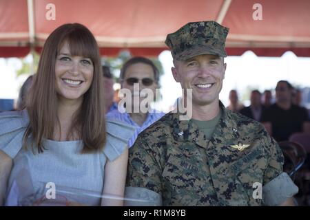 Oberstleutnant Austin Miller, ein UC-12 Huron Naval Air Training und operativen Verfahren der Normung Instructor, Sitz und Hauptverwaltung Geschwader, und seine Frau Kimberly Miller, Lächeln nach Erhalt Blumen während seiner Pensionierung Zeremonie an der Marine Corps Air Station Miramar, Calif., Okt. 19. Miller zog sich nach 22 Jahren der ehrenvollen Dienst in der Marine Corps. Stockfoto