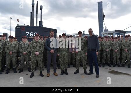 GROTON, Anschl. (23. 20, 2018) - Gerard Butler und Donovan Marsh, Stern und Direktor des upcoming Film "Hunter Killer, "pose mit der Crew der USS Hartford (SSN768) während einer Feierstunde für die 2017 Battenberg Cup Award. Die battenberg Cup wird jährlich an die besten Rund-um-Schiff oder U-Boot im Atlantik Flotte auf der Anhäufung von Erfolg der Mannschaft vorgestellt. Butler und Marsh besucht Naval Submarine Base New London in einem speziellen voraus Überprüfung ihrer bevorstehenden Film "Hunter Killer" zu beteiligen. Stockfoto