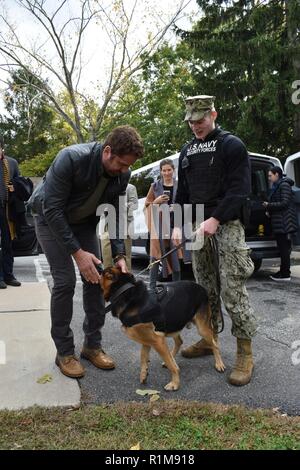 GROTON, Anschl. (23. 20, 2018) - Gerard Butler, Star des kommenden Film "Hunter Killer" Haustiere ein Hund vor einem speziellen voraus Vorführung des Films in der Naval Submarine Base New London statt. "Hunter Killer", auf dem Roman 2012 "Zündzeitpunkt" von Thema und Krieg Historiker Don Keith und George Wallace basiert. Stockfoto