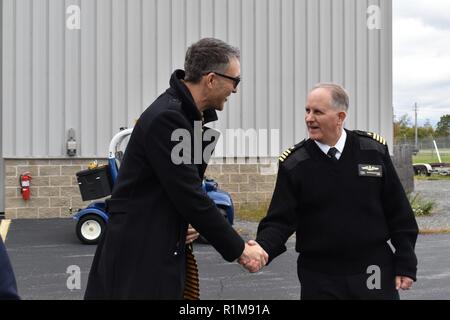 GROTON, Anschl. (23. 20, 2018) - Donovan Marsh, Regisseur des Films "Hunter Killer" schüttelt Hände mit Naval Submarine Base (Subase) neue London befehlshabenden Offizier, Kapitän Paul Groton-New Whitescarver, am Londoner Flughafen vor einem speziellen voraus Screening des Films gehalten an SUBASE. "Hunter Killer", auf dem Roman 2012 "Zündzeitpunkt" von Thema und Krieg Historiker Don Keith und George Wallace basiert. Stockfoto