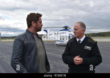 GROTON, Anschl. (23. 20, 2018) - Vor einem speziellen voraus Screening des Films an Subase neue London Gerard Butler, Star des Films "Hunter Killer", Gespräche mit der Naval Submarine Base (Subase) neue London befehlshabenden Offizier, Kapitän Paul Groton-New Whitescarver, am Londoner Flughafen. "Hunter Killer", auf dem Roman 2012 "Zündzeitpunkt" von Thema und Krieg Historiker Don Keith und George Wallace basiert. Stockfoto