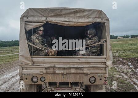 Texas Army National Guard Soldaten vom 1.BATAILLON, 143 Infanterie Regiment ein Unternehmen leiten - Live Fire Training in Fort Hood, Texas, 19. Oktober 2018. ( Stockfoto