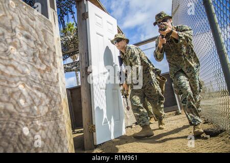 Lance Cpl. Adam Hoey (links) und Lance Cpl. Micha Scahill, mortarmen mit Kilo Firma, Bataillon Landung Team 3 Bataillon, 5. Marine Regiment, 11 Marine Expeditionary Unit, Praxis zimmer Clearing während ein Hubschrauber raid-Generalprobe in Camp Pendleton, Kalifornien, 8. Oktober, 2018. Die Übung besteht aus Proben und praktische Anwendungen der Marines und Segler gewinnen zu helfen und das Wissen und die Techniken, die erforderlich sind, um zu einem erfolgreichen Raid komplett unterstützen. Stockfoto