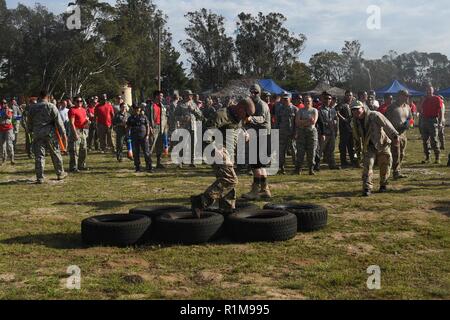 Chief Master Sgt. Michael Morgan, 30 Mission Support Group Chief, führt eine Demonstration der "Krieg Spiele Herausforderung "Hindernis Kurs während der 30 SW-Bekämpfung Dining-In, Okt. 12, der Vandenberg Air Force Base, Calif. Die Bekämpfung Dining-In eine Tradition, die in allen Niederlassungen der United States Armed Services, die eine Atmosphäre der Esprit-de-Corps und Comraderie durch die Bande der Freundschaft und Gemeinschaft geschmiedet werden können. Stockfoto