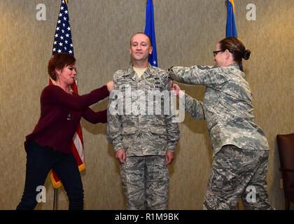 Us Air Force Master Sgt. Todd M. Beran erhält als Senior noncommissioned Officer, 19. Oktober 2018, in Wingman Halle an der I.G. gefördert Braun- und Bildungszentrum am McGhee Tyson Air National Guard Base in East Tennessee. Sergeant Beran ist als Ausbilder für den Chief Master Sergeant Paul H. Lankford Soldaten Professional Military Education Center zugeordnet. Stockfoto