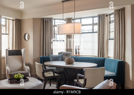 Blau und grau getönten Esszimmer mit Erker Stockfoto