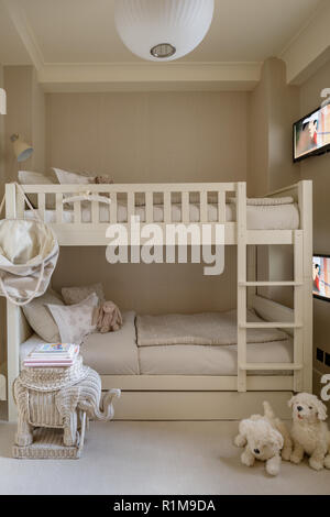 Etagenbetten mit Fernseher im Schlafzimmer der Kinder Stockfoto