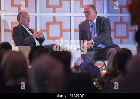 Mark Davis (rechts), ein Radio host von 660 bin die Antwort, Interviews Col Walter Cunningham (links), United States Marine Corps pensionierten Fighter Pilot und Apollo 7 Lunar Module Pilot, über seine Erfahrungen während der Apollo 7-Mission an den Grenzen des Flight Museum in Dallas, Okt. 20, 2018. Apollo 7 war das einzige bemannte Apollo Mission auf einer Saturn 1-B-Rakete und von Pad 34 in Cape Kennedy ins Leben gerufen. Es war der erste bemannte Test des Befehls und Service Modul. Die Crew umkreist die Erde 163 Mal und verbrachte 10 Tage und 20 Stunden im Raum. Es kennzeichnete auch die erste Live-TV von einem bemannten Raumschiff. Stockfoto