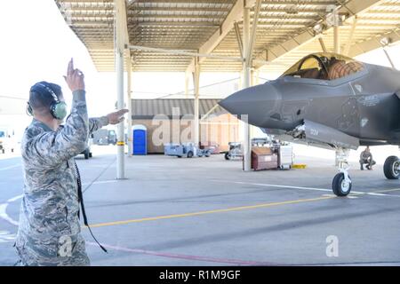 Staff Sgt. Brian Morrissey, 34th Fighter Squadron Crew Chief, bereitet eine F-35A Lightning II von Maj Daniel Toftness, ein reservist in der 419th Fighter Wing, Okt. 18, 2018 pilotiert zu senden, bei Hill Air Force Base in Utah. Der Flug markiert den 10.000sten Sortie mit dem Luftfahrzeug bei Hill seit dem ersten operativen F-35s im September 2015 eingetroffen. Stockfoto
