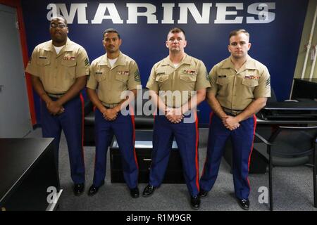 Us-Marines mit vorheriger service Recruiting für eine Gruppe Foto während einer großen Eröffnungsfeier am Naval Air Station gemeinsame Mindestreservebasis darstellen, in Fort Worth, Texas Okt. 15. 2018. Die großartige Eröffnungsfeier erinnert an der Eröffnung der neuen Büroräume für vorherige Service Recruiter auf NAS JRB. Die Bürofläche wird die Einheit in seiner Mission vor Service Mitglieder zur Unterstützung der Rekrutierung des 8. Marine Corps Bezirk zu rekrutieren. Stockfoto